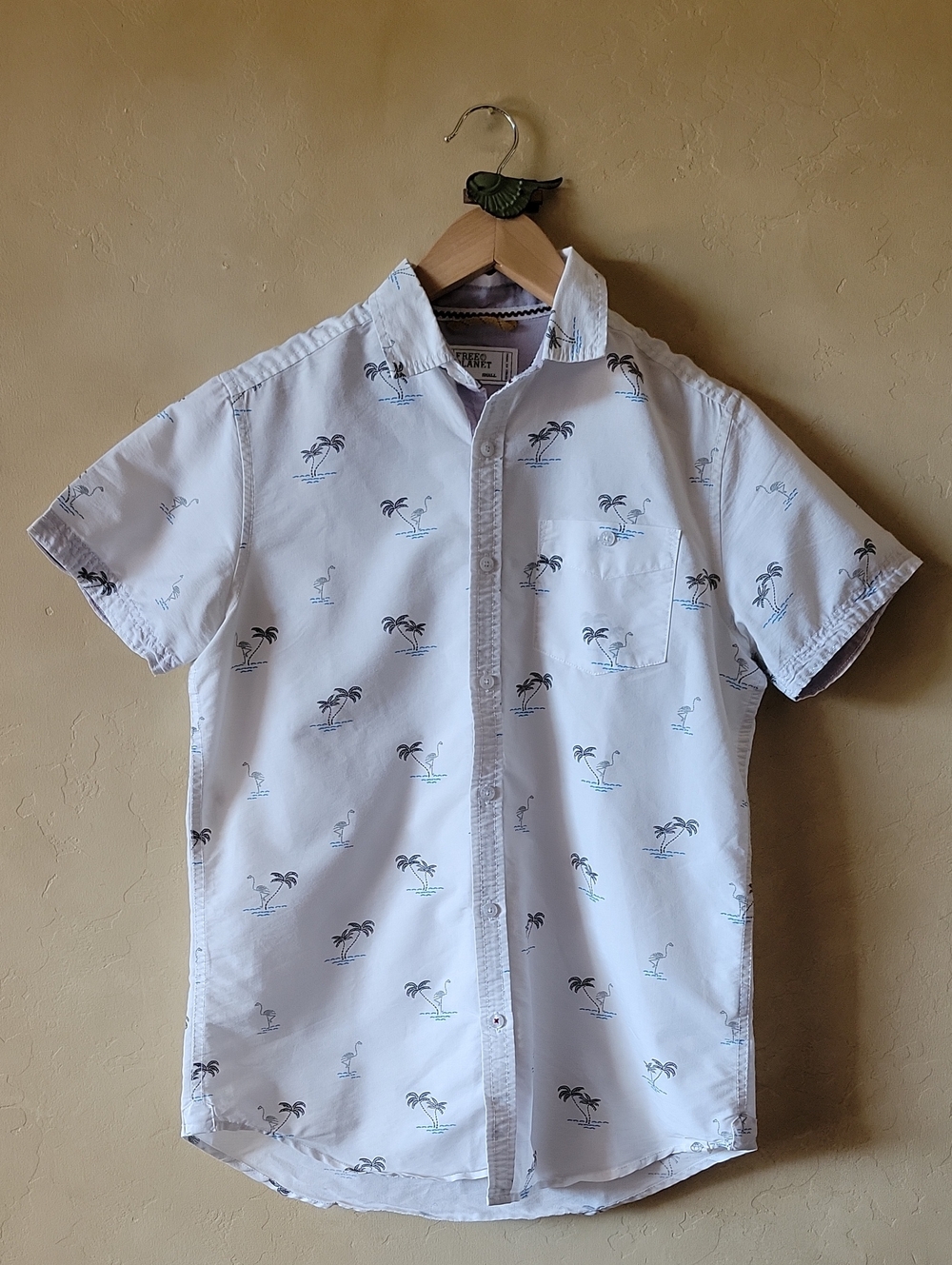 Free Planet White Short-Sleeve Button-Down with Blue and Gray Island Print Small